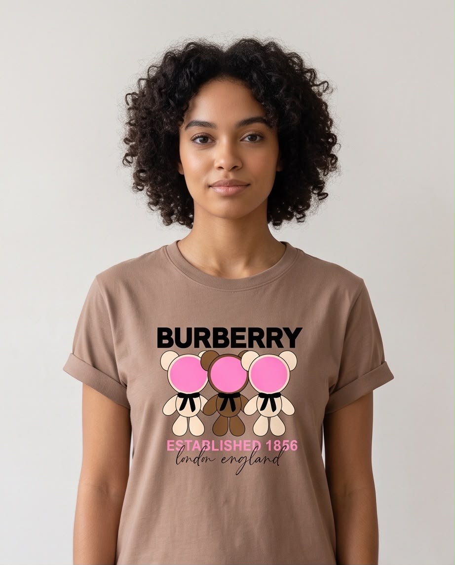 Detalle de tres osos crema y café con caras rosadas y letras Burberry