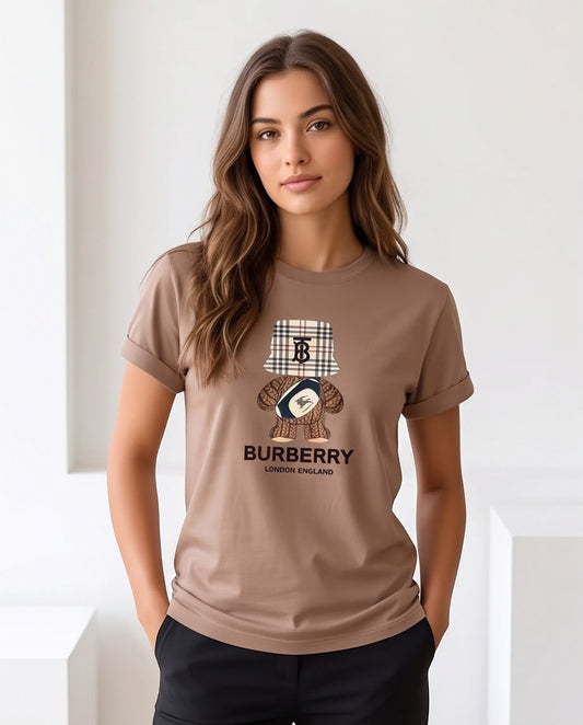 Camiseta mujer Burberry oso con sombrero taupe combinada con pantalón negro