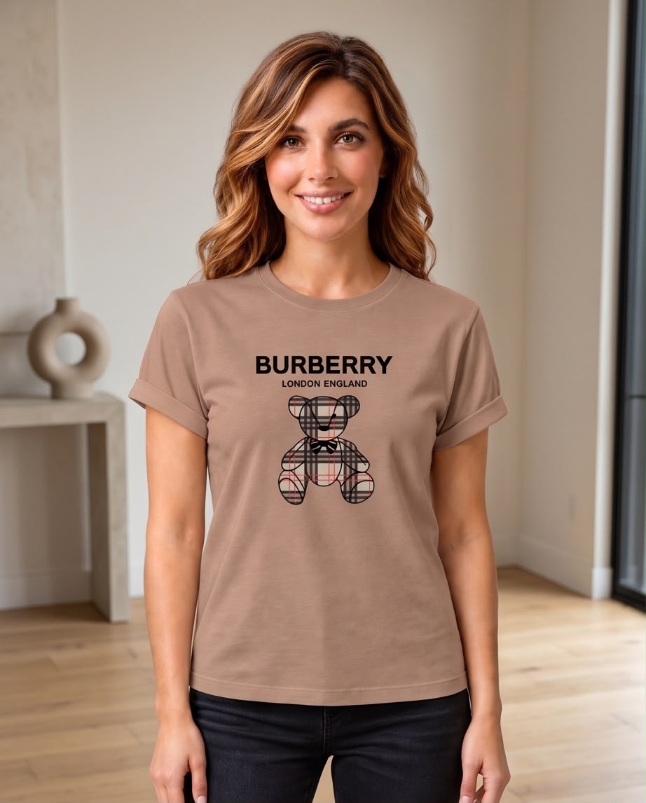 Detalle del oso de cuadros con moño negro y letras Burberry