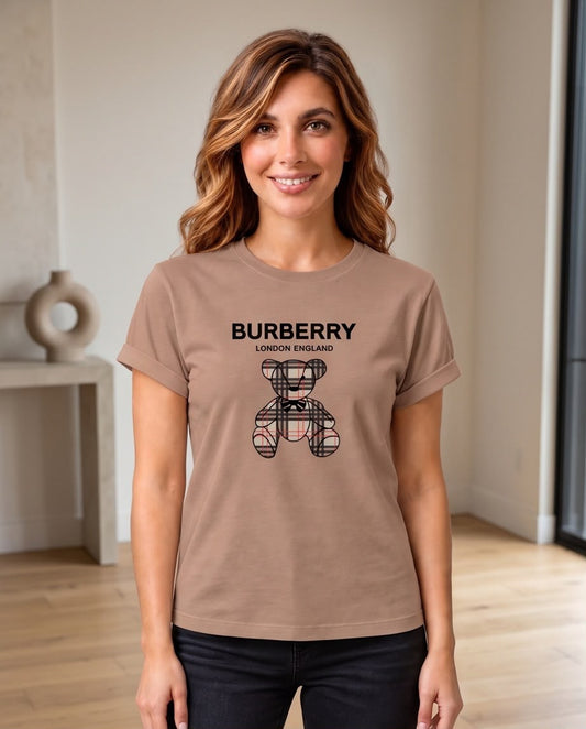 Detalle del oso de cuadros con moño negro y letras Burberry