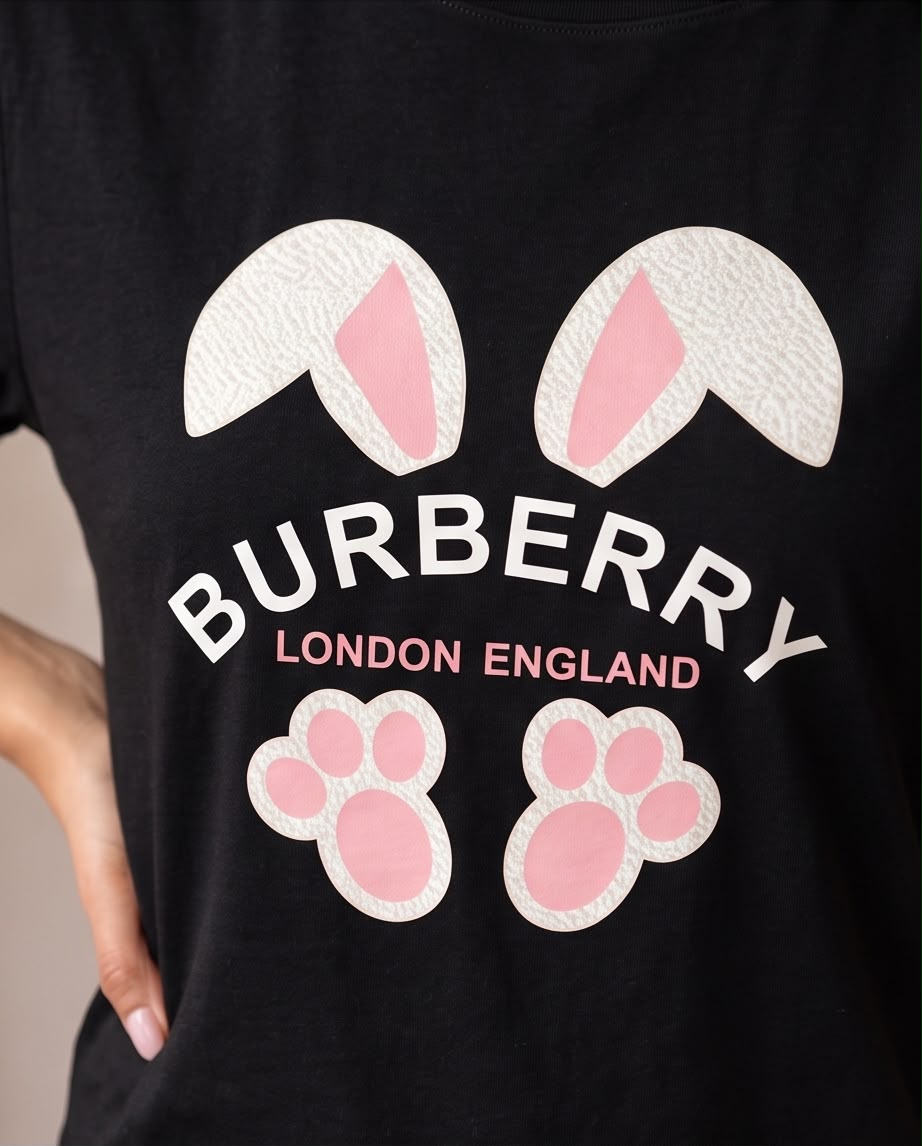 Camiseta negra Burberry orejas y huellas, vista frontal cercana