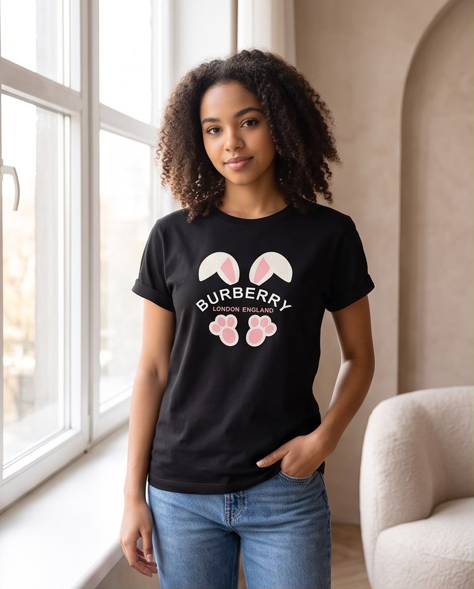 Camiseta mujer Burberry orejas y huellas rosadas negra, vista frontal