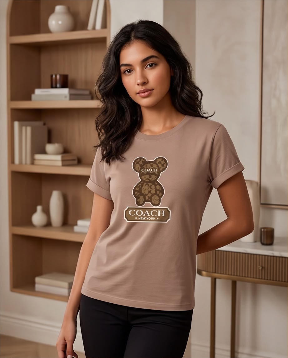 Camiseta mujer taupe Coach oso monograma, look casual sentada