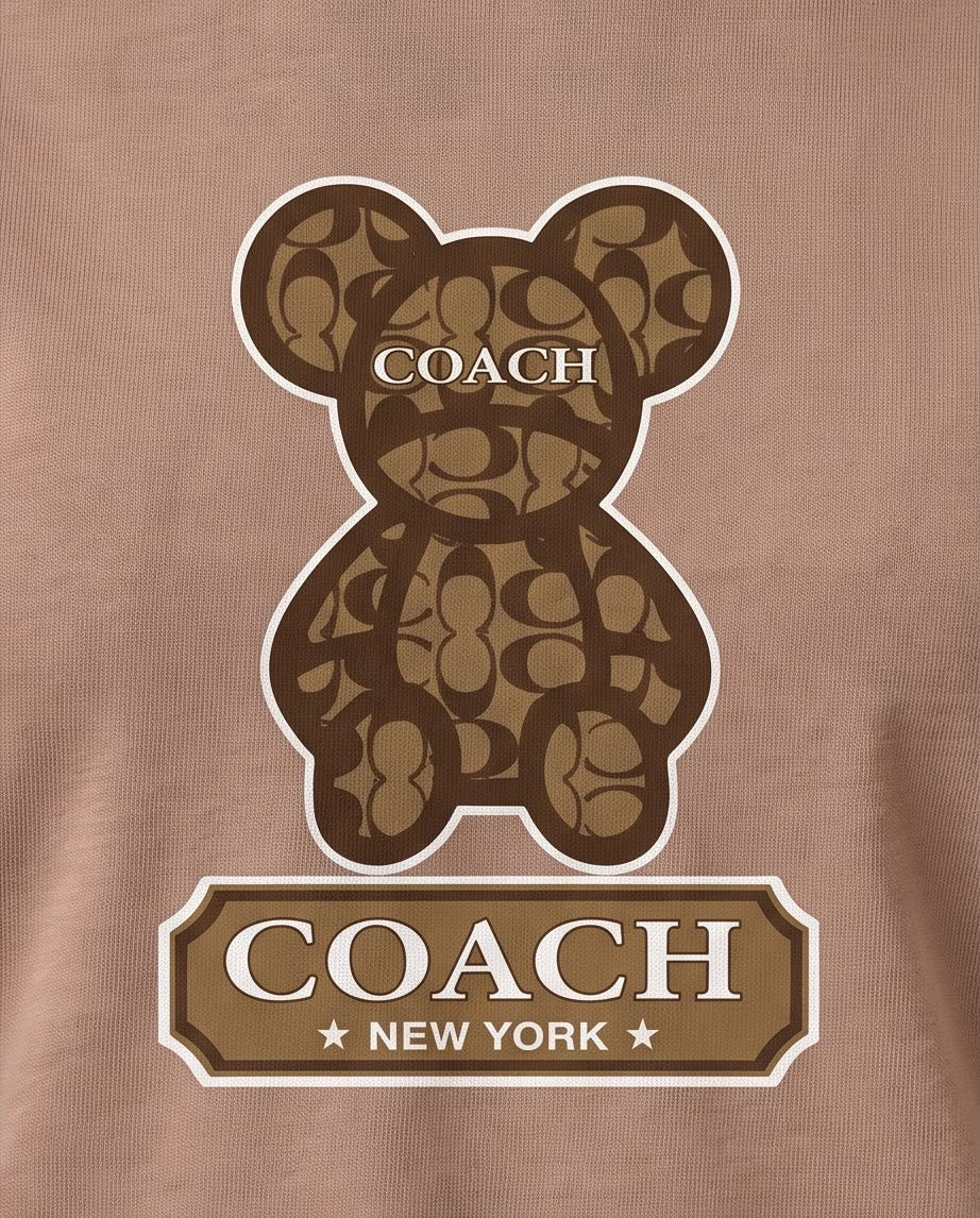 Camiseta Coach oso monograma taupe, vista frontal cercana