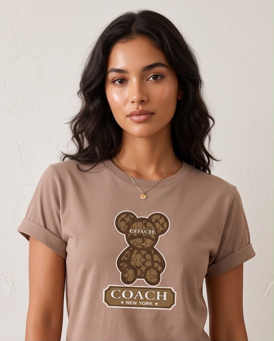 Detalle del oso de monogramas café y letras Coach New York