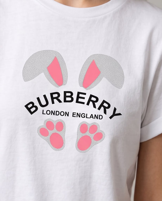 Detalle del estampado de orejas y huellas rosadas y gris plateado Burberry