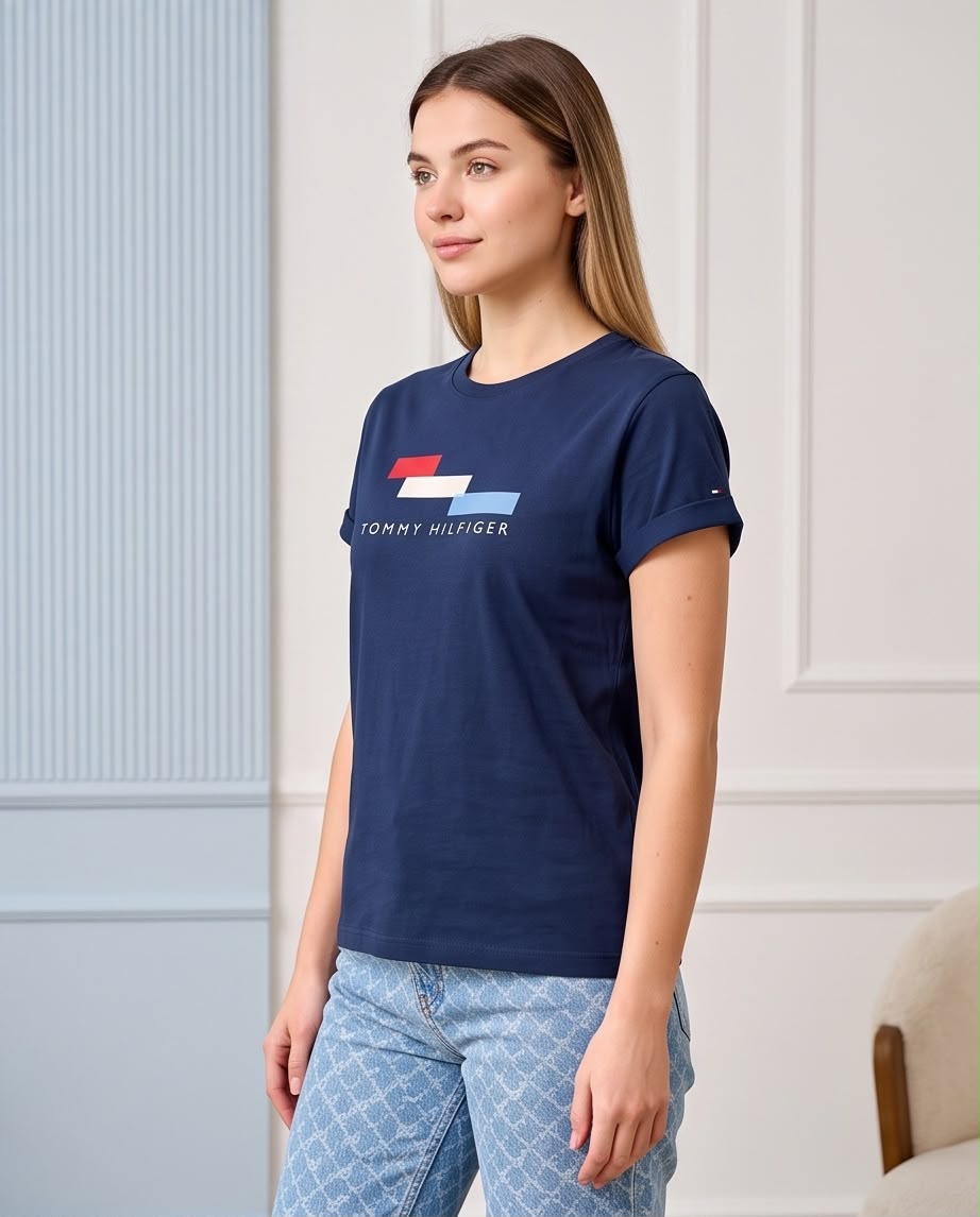 Camiseta mujer azul Navy con bloques Tommy Hilfiger, look casual sentada