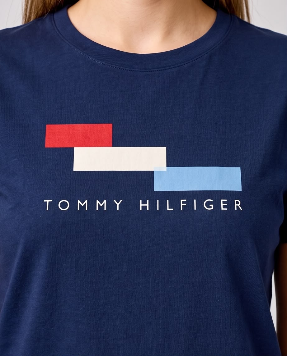 Detalle de bloques rojo blanco y azul claro y letras Tommy Hilfiger