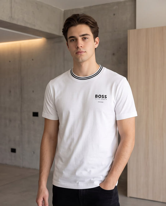 Camiseta blanca BOSS de hombre con cuello de rayas negras, vista frontal