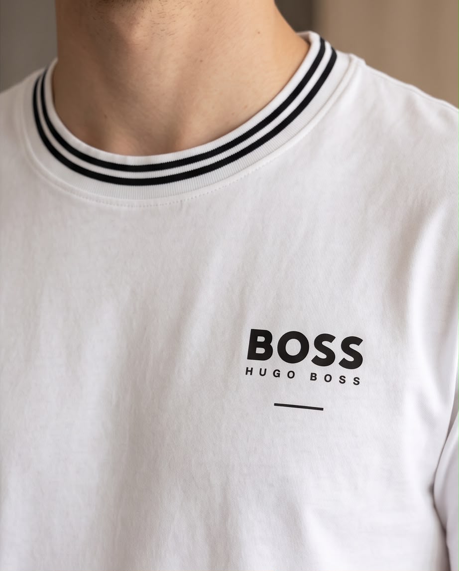 Detalle del logo BOSS negro y cuello de rayas negras
