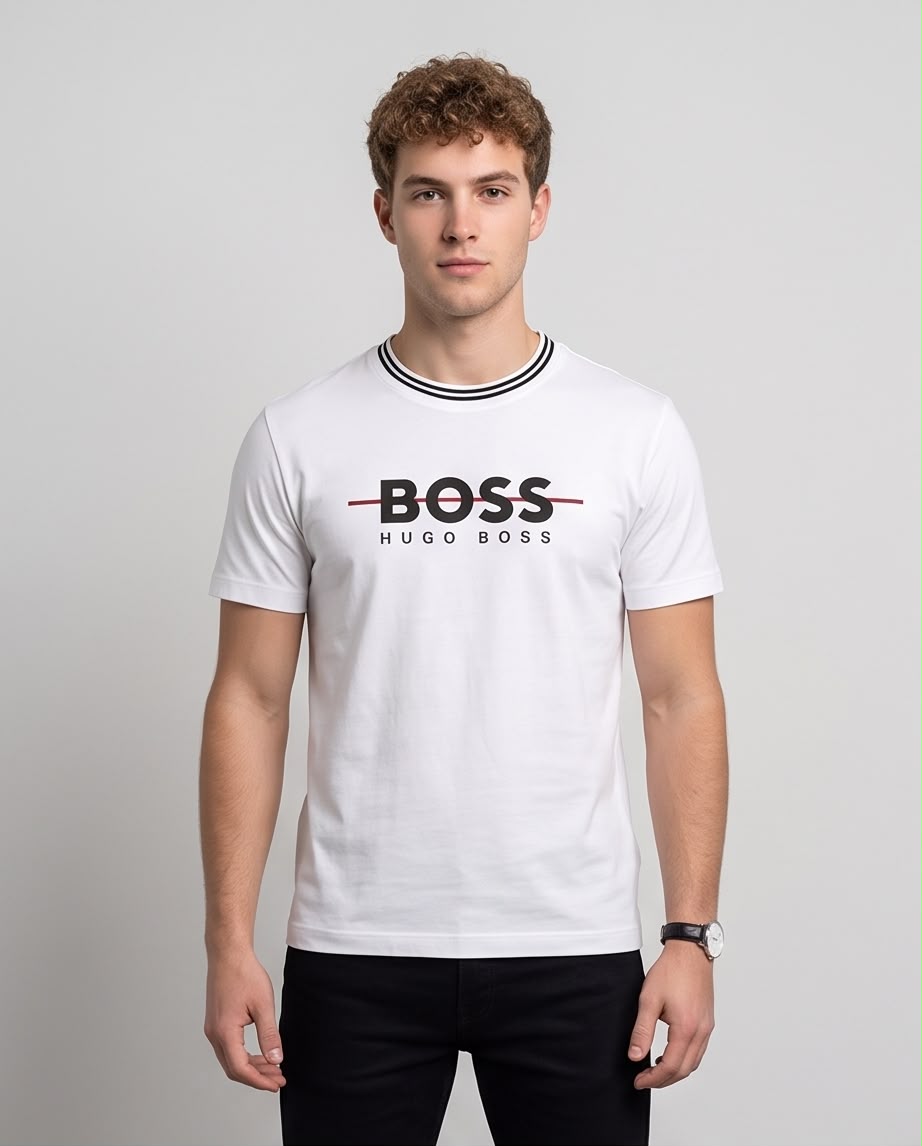 Camiseta blanca BOSS línea roja, vista de pie en ángulo