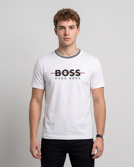 Camiseta blanca BOSS línea roja, vista de pie en ángulo