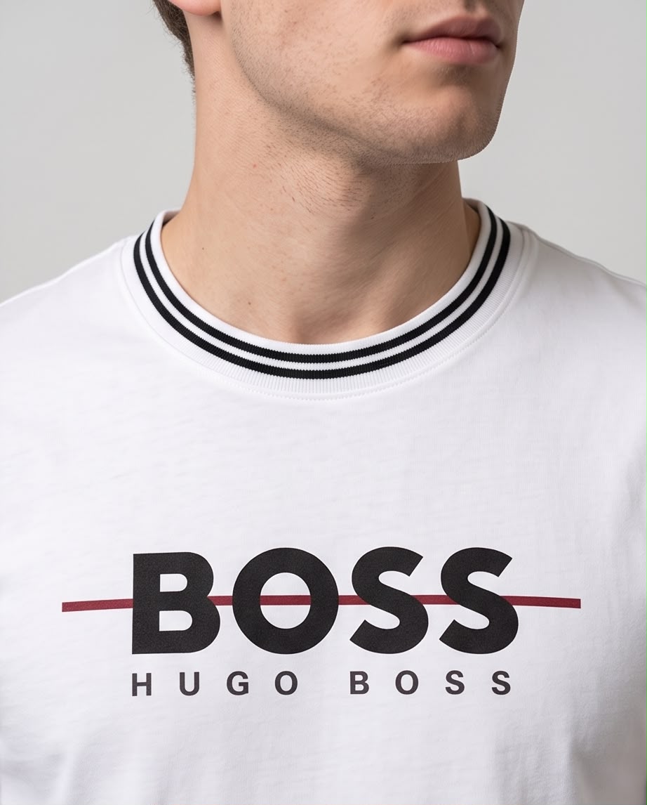 Camiseta blanca BOSS línea roja en look casual sentado
