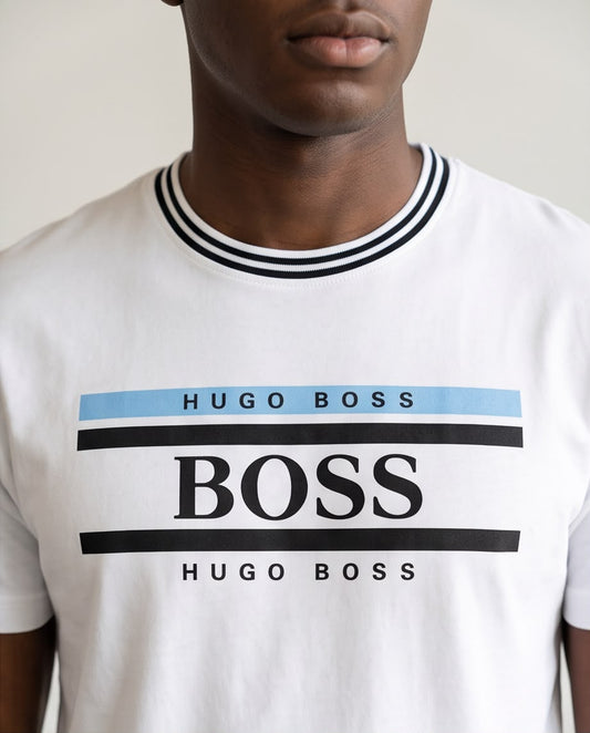 Camiseta blanca BOSS con franjas azul claro y negras, vista frontal