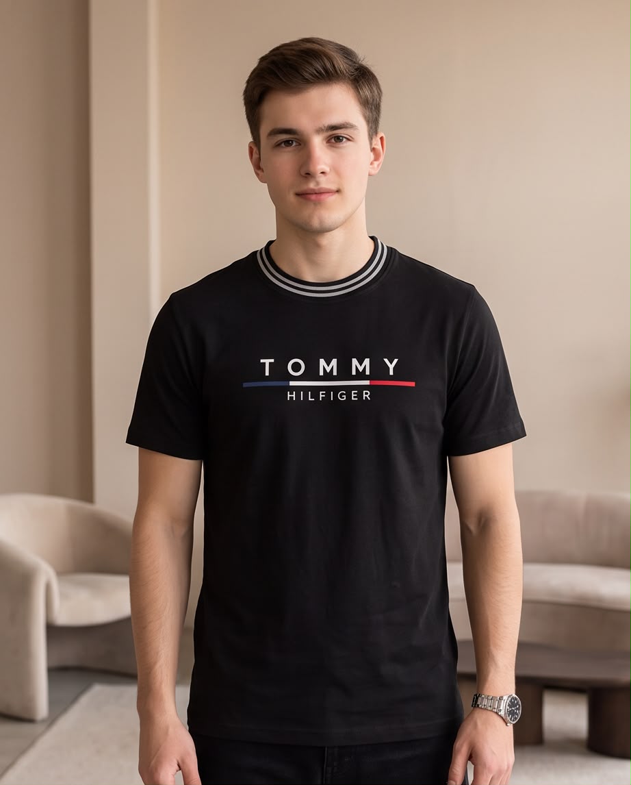 Camiseta negra Tommy Hilfiger franja horizontal en look casual sentado