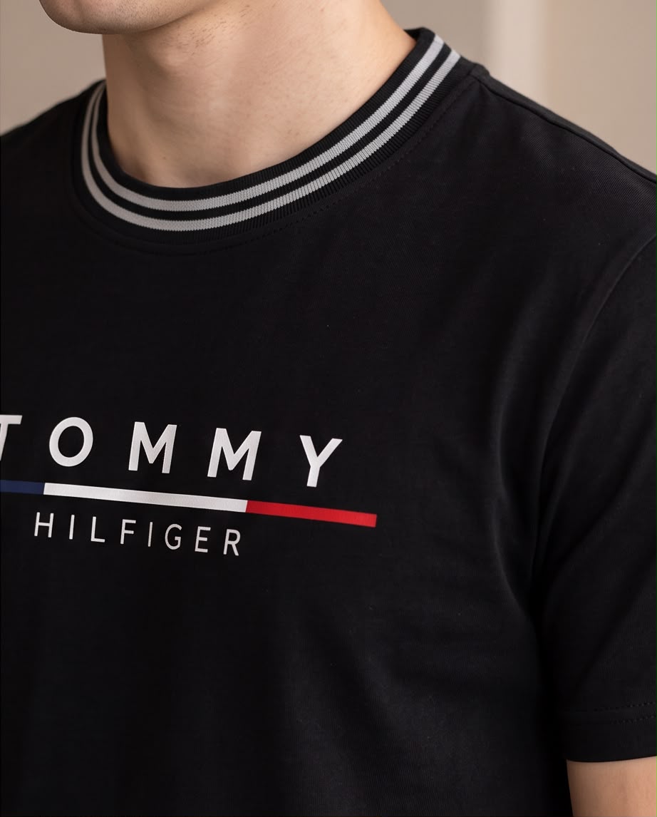 Detalle de letras Tommy Hilfiger, franja tricolor y cuello de rayas