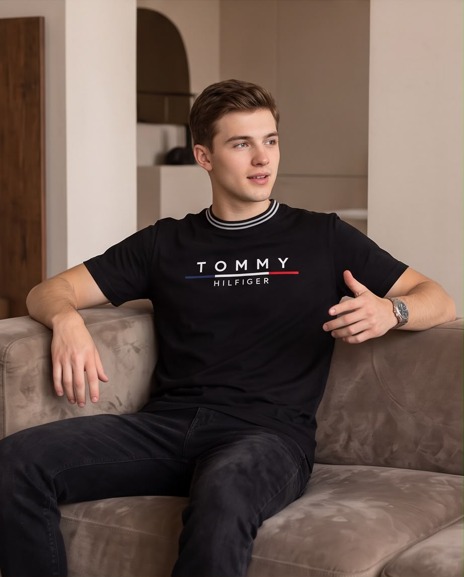 Camiseta negra Tommy Hilfiger con franja horizontal tricolor, vista frontal