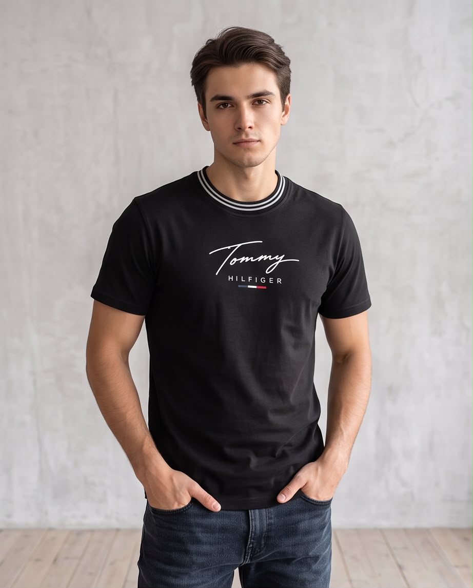 Camiseta negra Tommy Hilfiger firma blanca, vista frontal