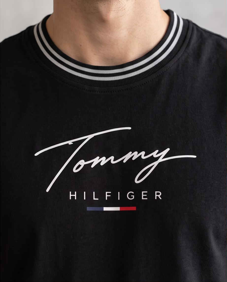 Camiseta negra Tommy Hilfiger firma blanca, vista en ángulo