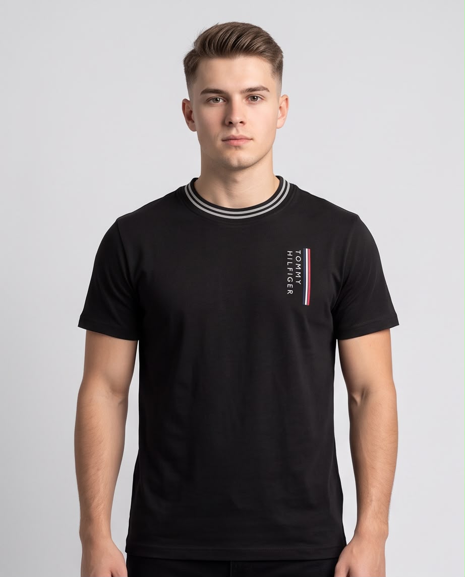 Camiseta negra Tommy Hilfiger logo vertical en look casual sentado