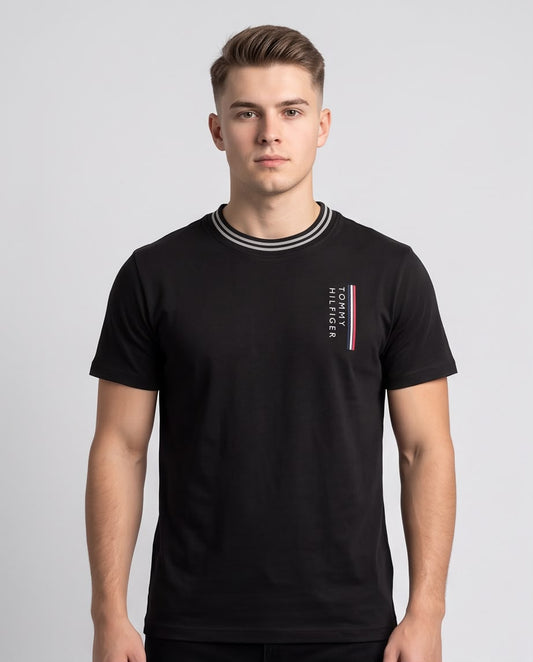 Camiseta negra Tommy Hilfiger logo vertical en look casual sentado
