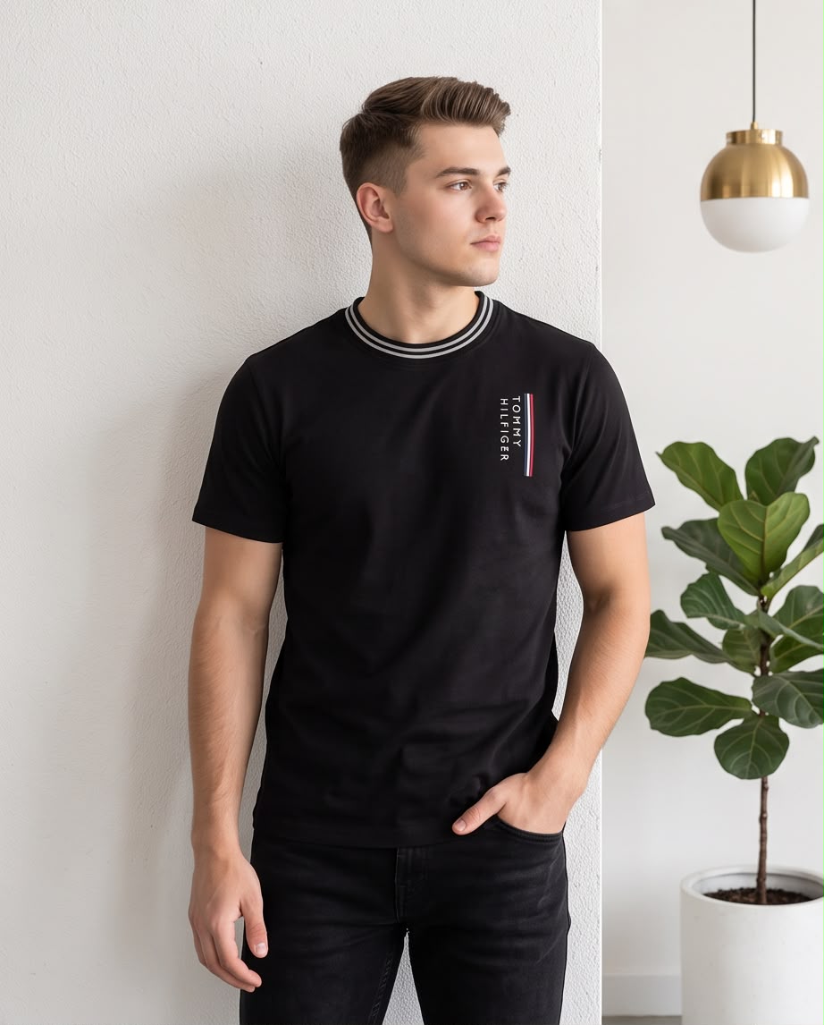 Camiseta negra Tommy Hilfiger regular fit en look casual de pie