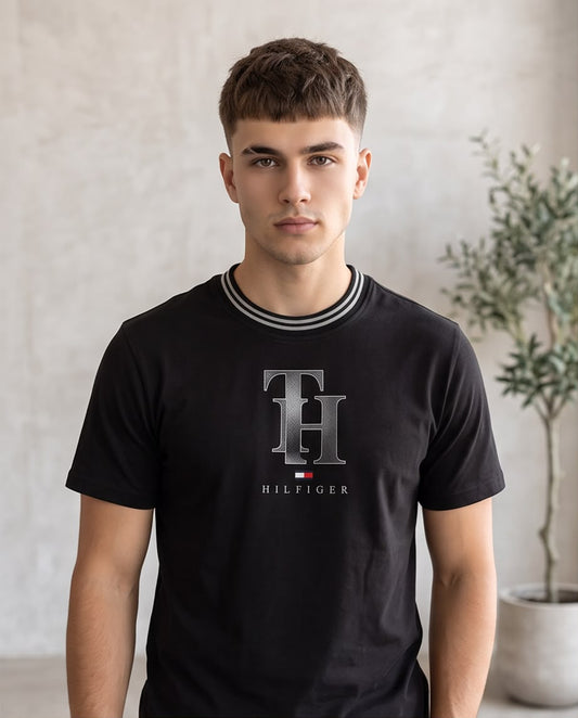 Vista trasera lisa de la camiseta negra Tommy Hilfiger