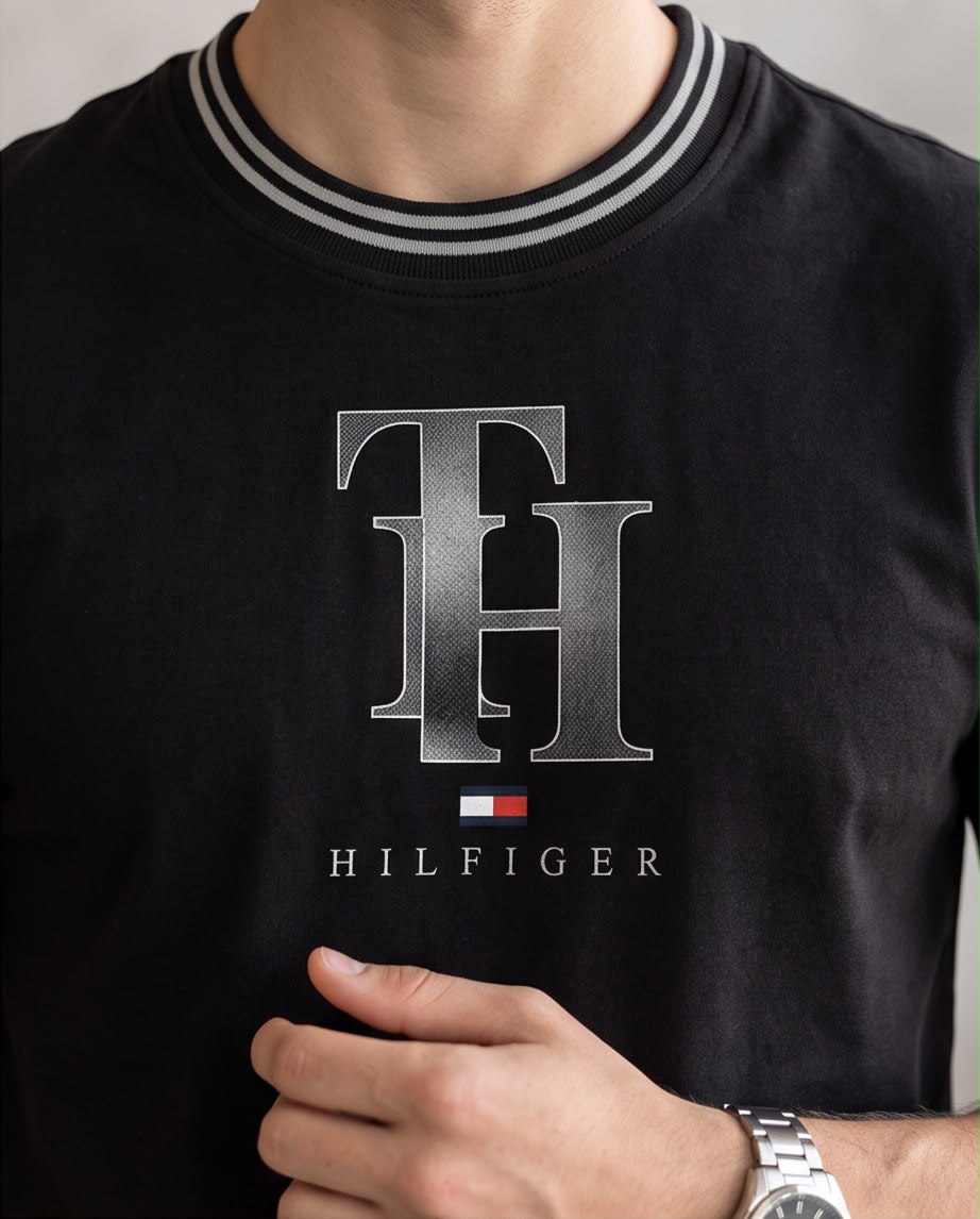 Camiseta negra Tommy Hilfiger monograma TH en look casual sentado