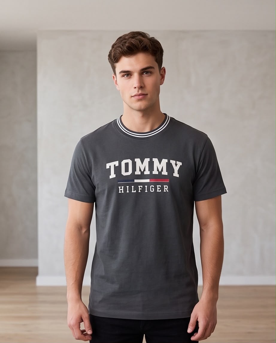 Camiseta Tommy Hilfiger letras grandes en look casual sentado