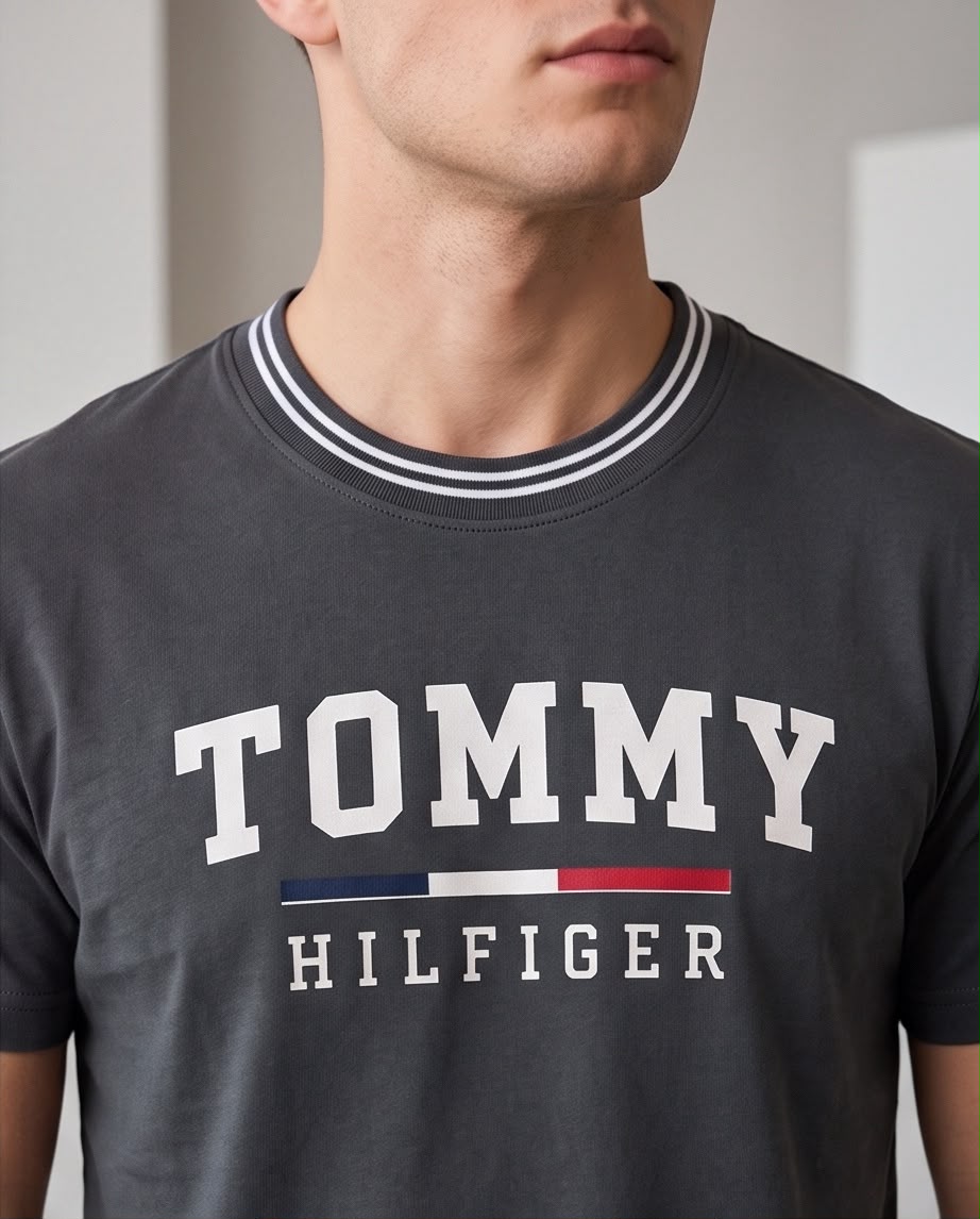 Camiseta Tommy Hilfiger gris oscuro combinada con jeans claros