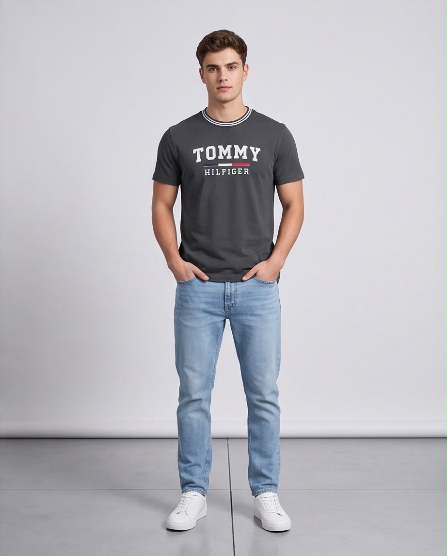 Camiseta Tommy Hilfiger gris oscuro con letras grandes, vista frontal