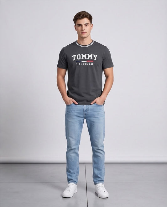 Camiseta Tommy Hilfiger gris oscuro con letras grandes, vista frontal