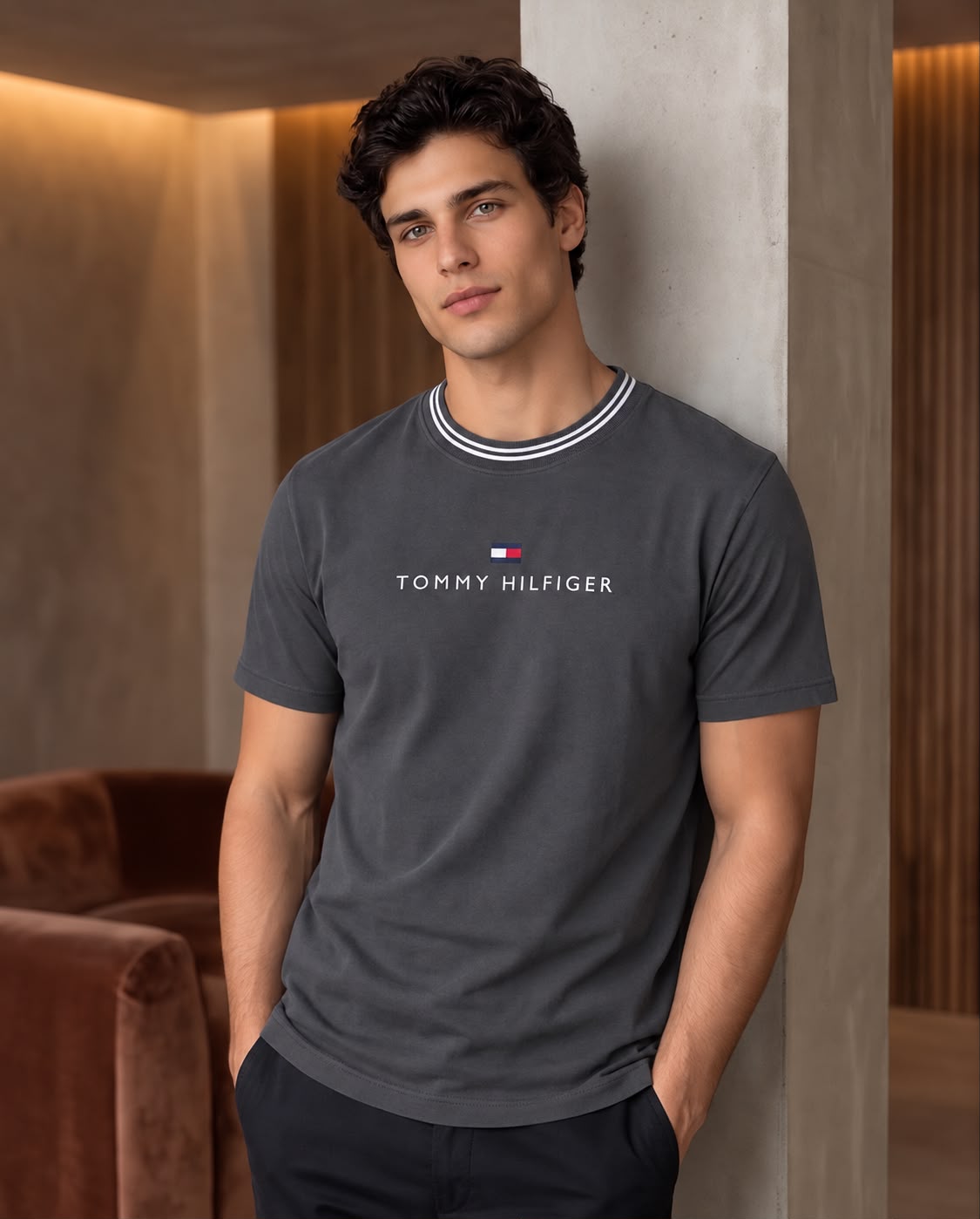 Camiseta gris oscuro Tommy Hilfiger en look casual sentado