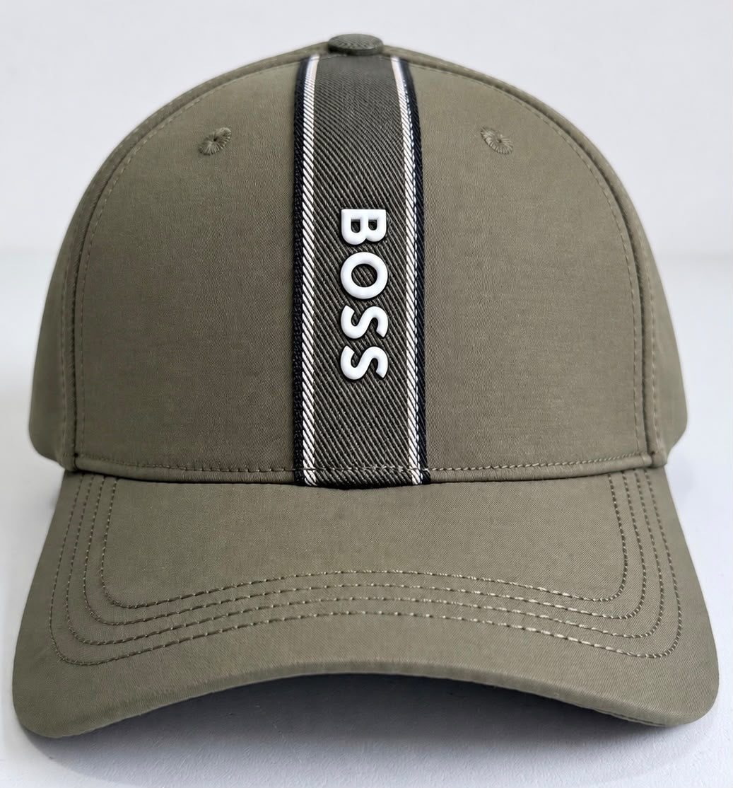 Vista lateral de gorra BOSS verde oliva con emblema circular