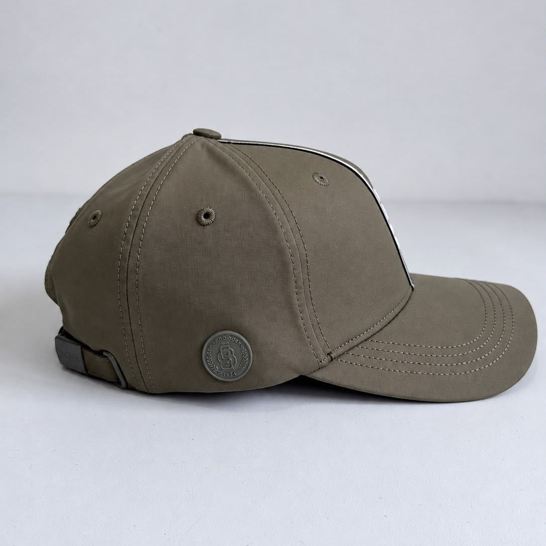 Gorra BOSS verde oliva con franja central y letras blancas, vista frontal