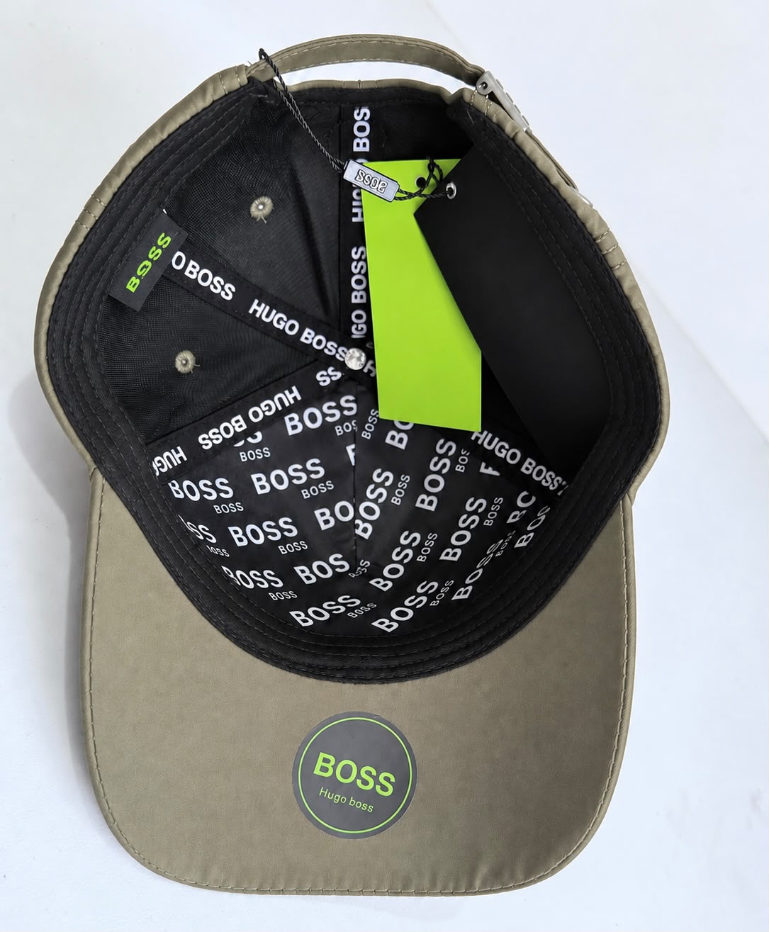 Interior negro de gorra BOSS verde oliva y parte inferior de la visera