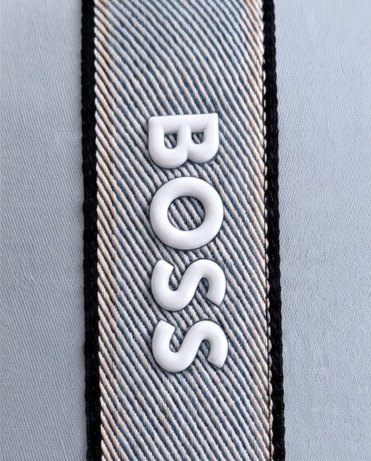 Interior negro de gorra BOSS gris claro y vista inferior de visera