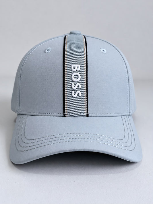 Vista posterior de gorra BOSS gris claro con correa ajustable