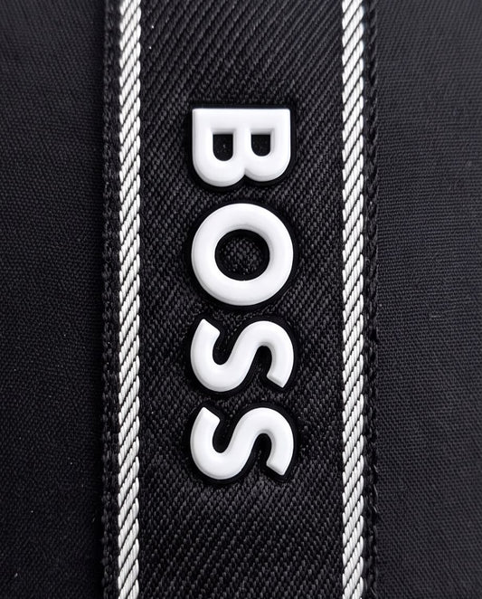 Detalle de letras BOSS blancas en relieve sobre franja negra