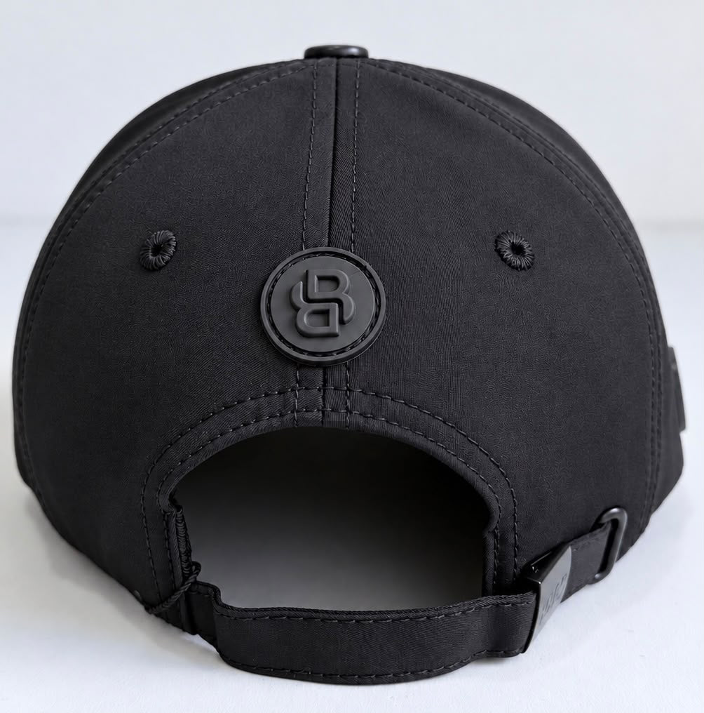 Vista lateral de gorra BOSS negra con emblema circular