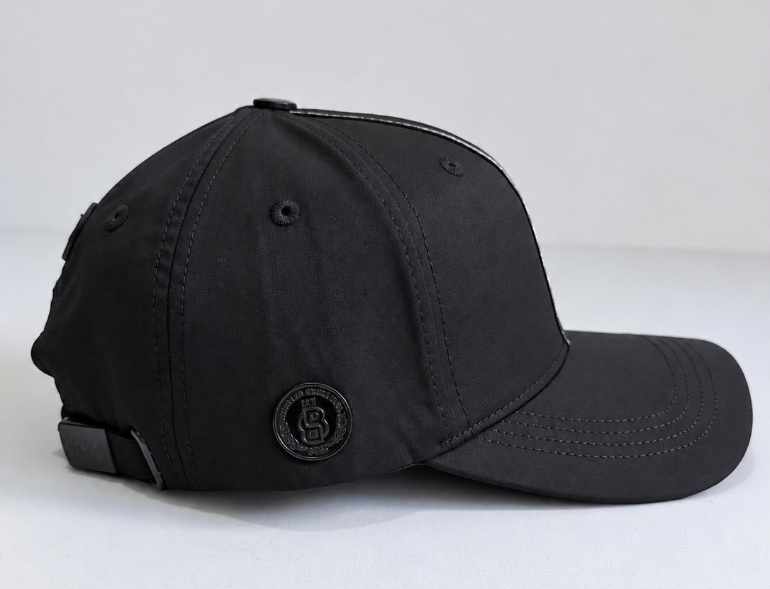 Gorra BOSS negra con franja central y letras blancas, vista frontal