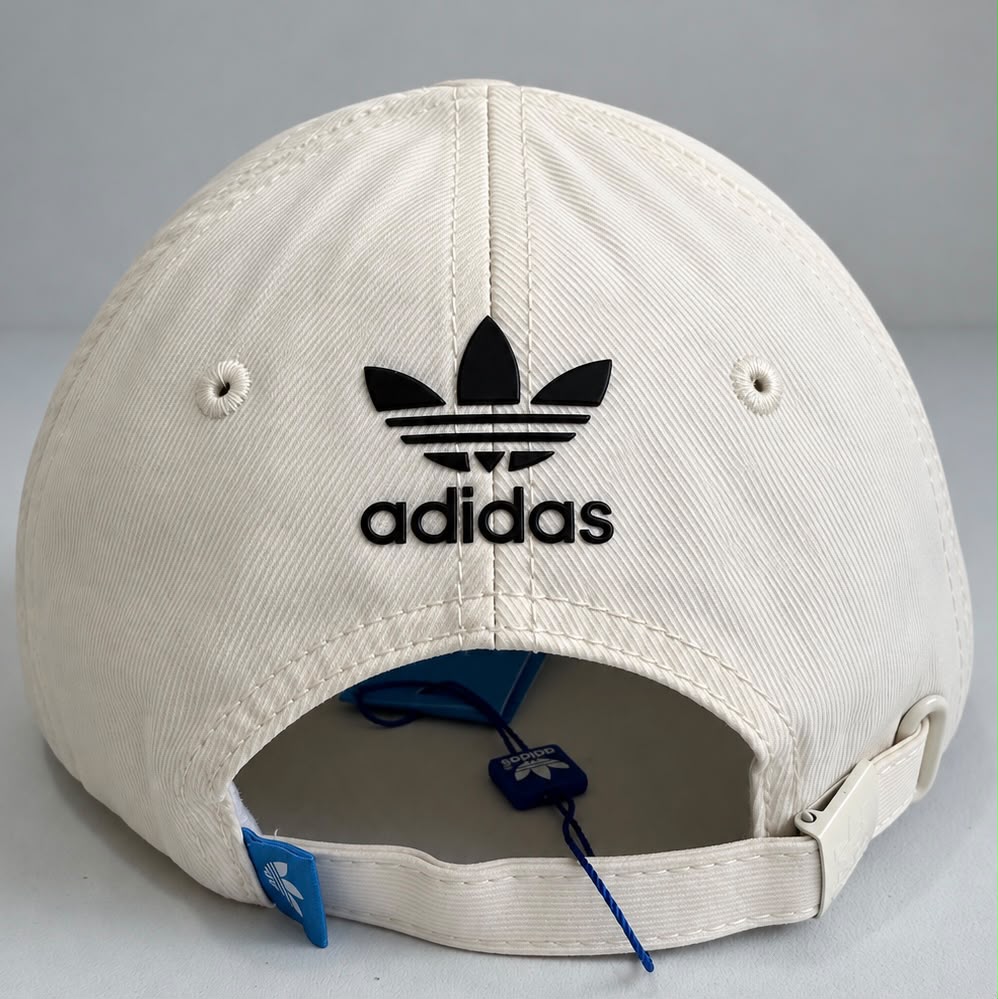 Interior de la gorra crema y detalle de la visera