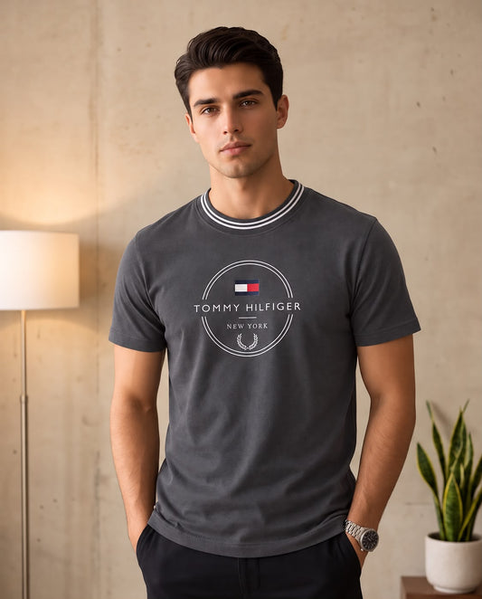 Camiseta Tommy Hilfiger New York gris oscuro combinada con pantalón claro