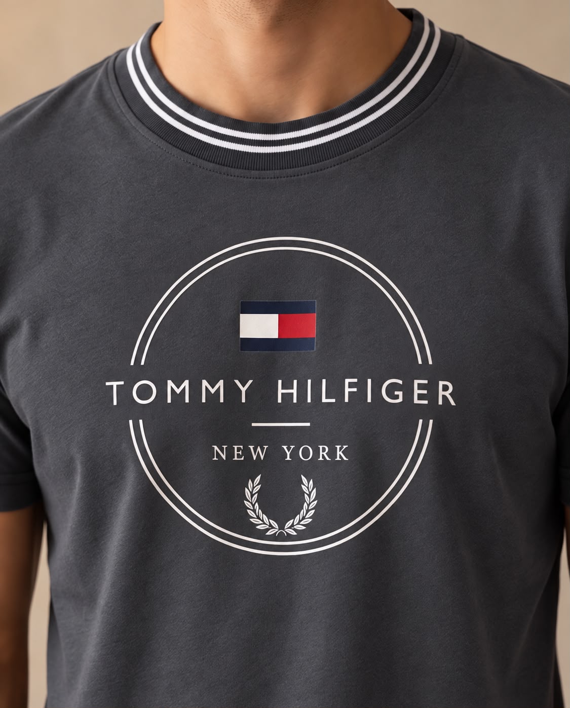 Camiseta gris oscuro Tommy Hilfiger New York circular en look casual sentado