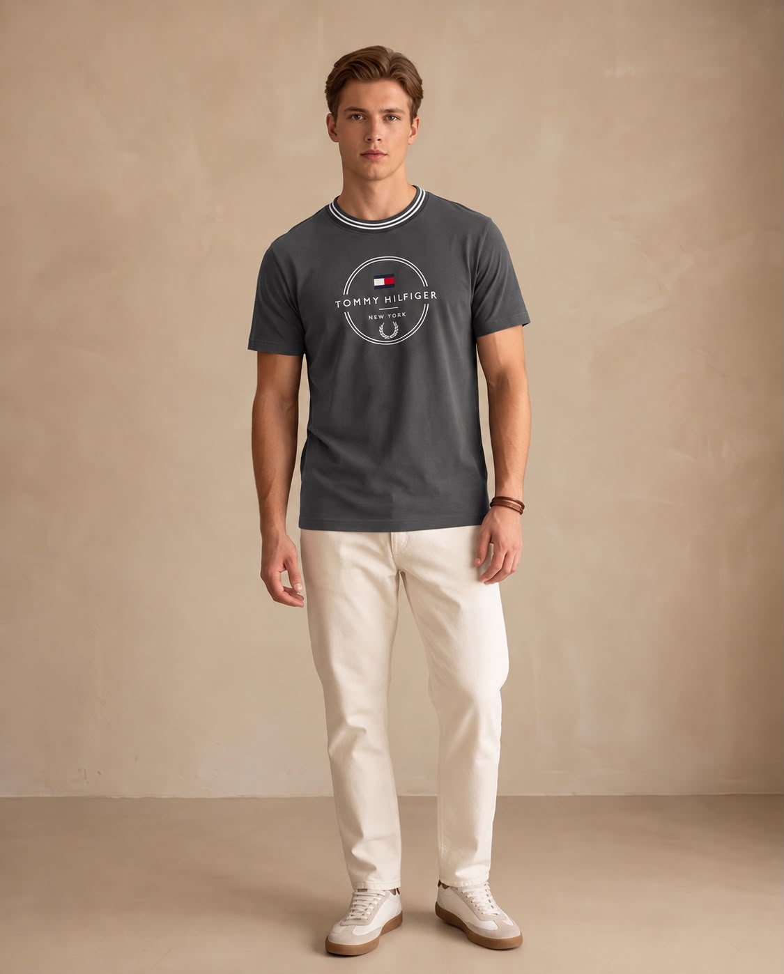 Detalle del diseño circular Tommy Hilfiger New York con bandera y laureles