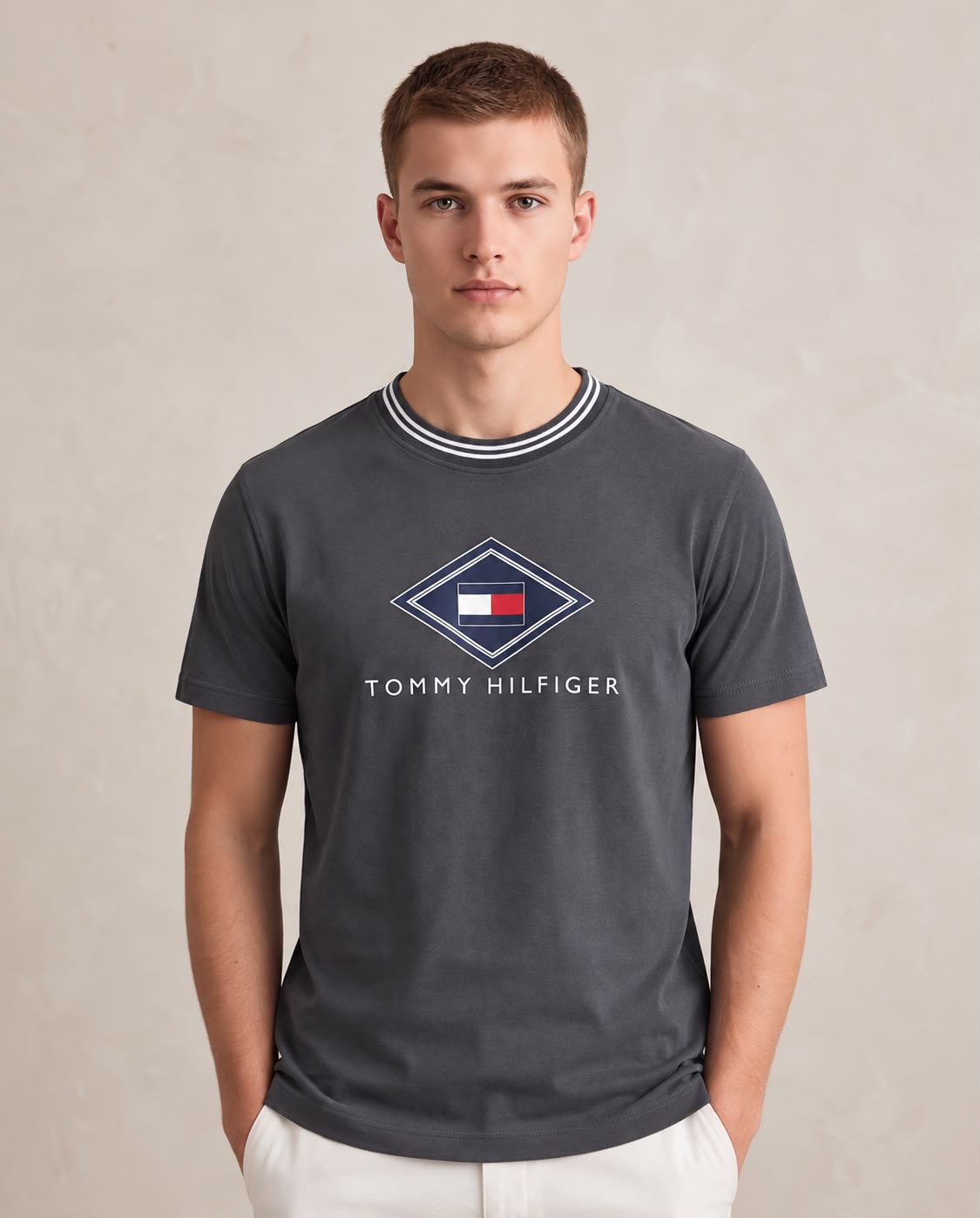 Camiseta Tommy Hilfiger bandera en rombo gris oscuro, vista frontal