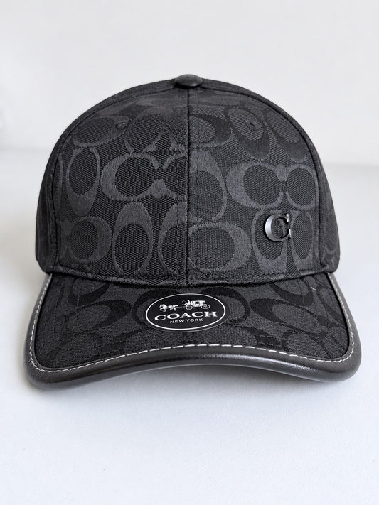 Detalle del monograma negro y gris carbón y logo C metálico