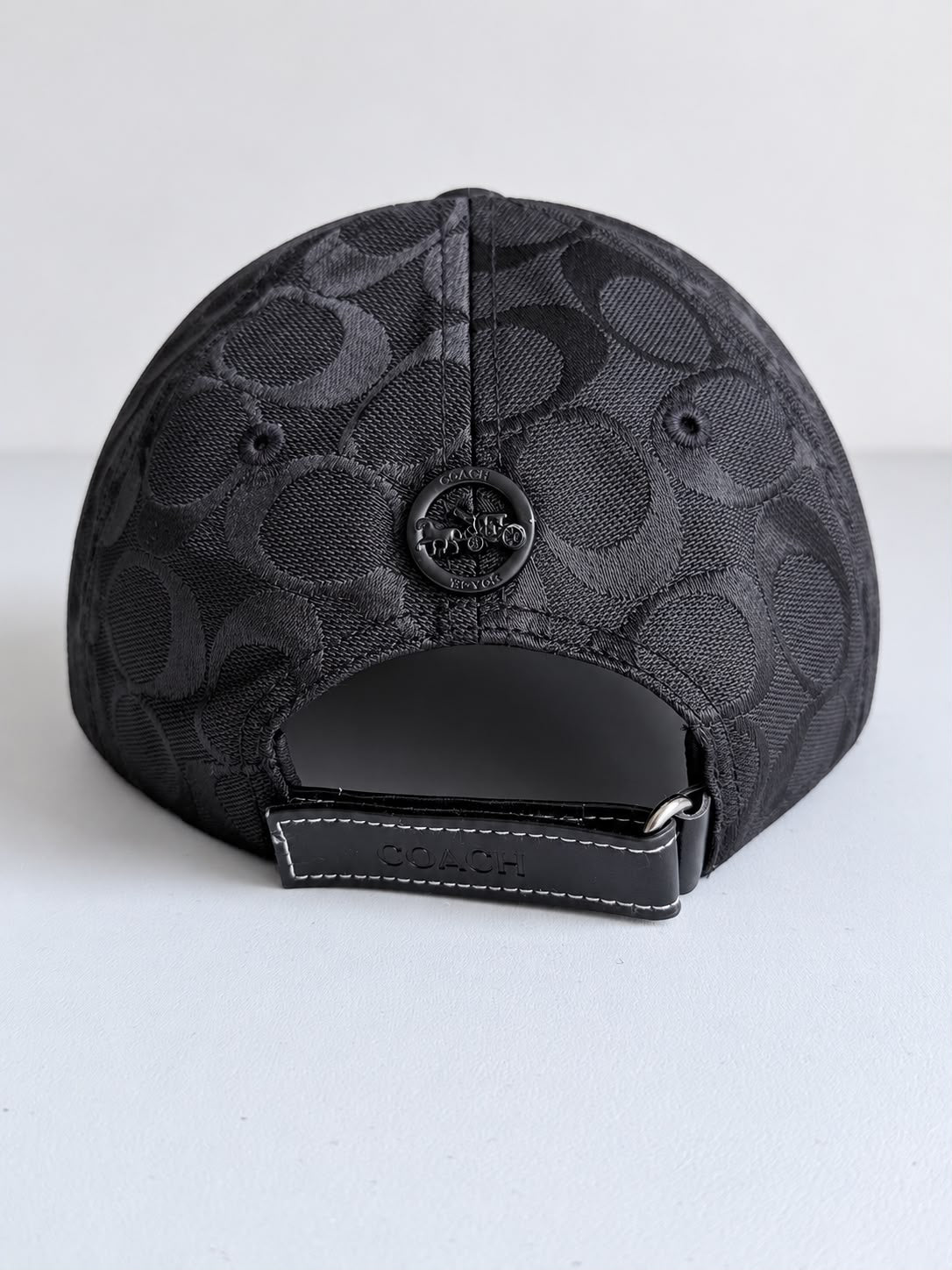 Interior de gorra Coach monograma negra y parte inferior de la visera