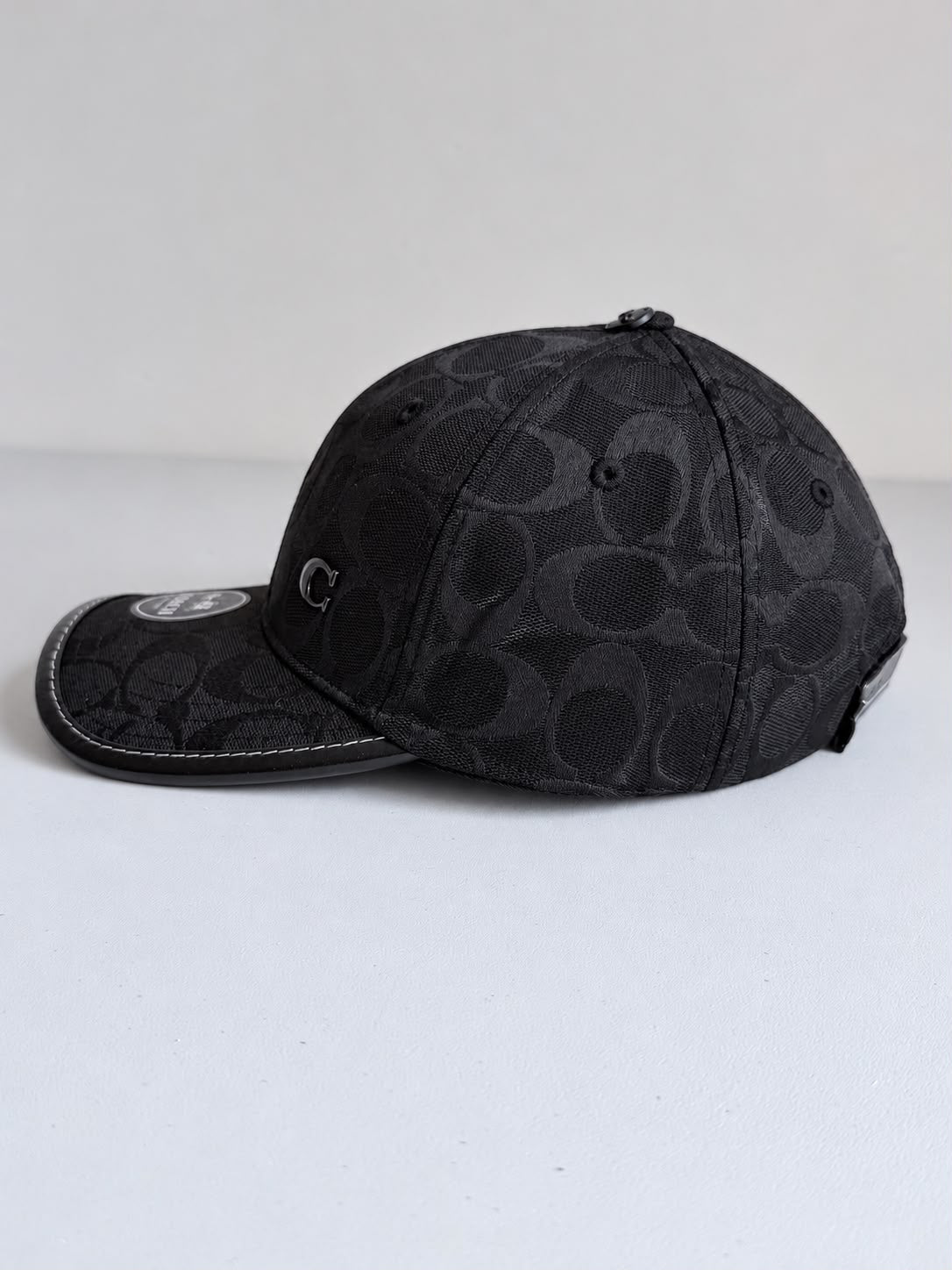 Gorra Coach monograma negra, vista trasera con correa ajustable