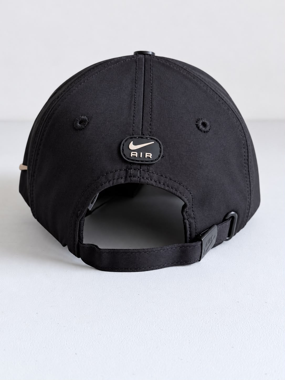 Gorra Nike AIR beige con negro, vista lateral